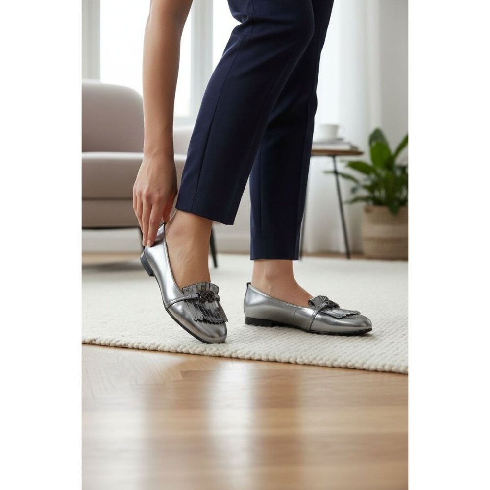 UKIES Silver Metallic Leather Leona Kiltie Loafers Size 9 Elegant & Comfortable